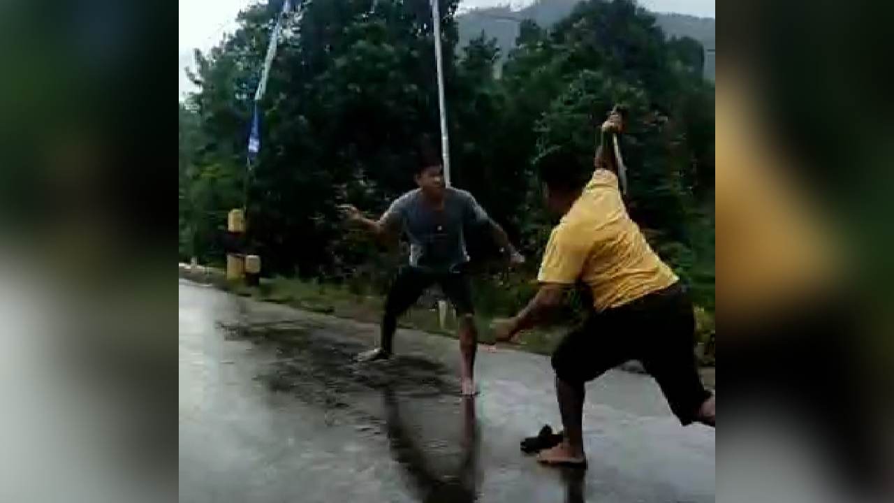 Dua orang adu keris di Desa Lawaki Jaya Kecamatan Tolala diduga gegara pilkades. Foto: Tangkap layar video viral