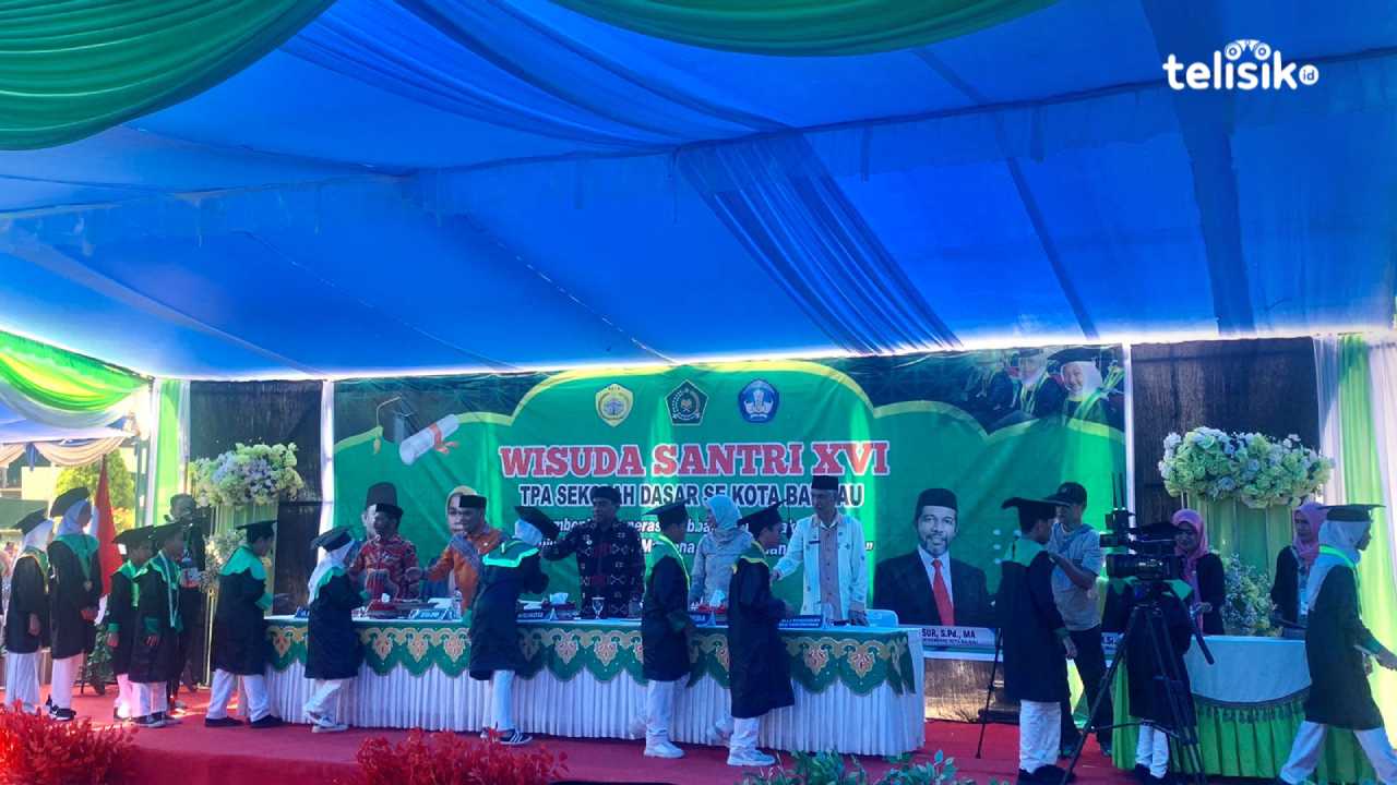 Suasana wisuda santri XVI TPA SD se-Kota Baubau yang berlangsung di pelataran kantor Wali Kota Baubau. Foto: Elfinasari/Telisik