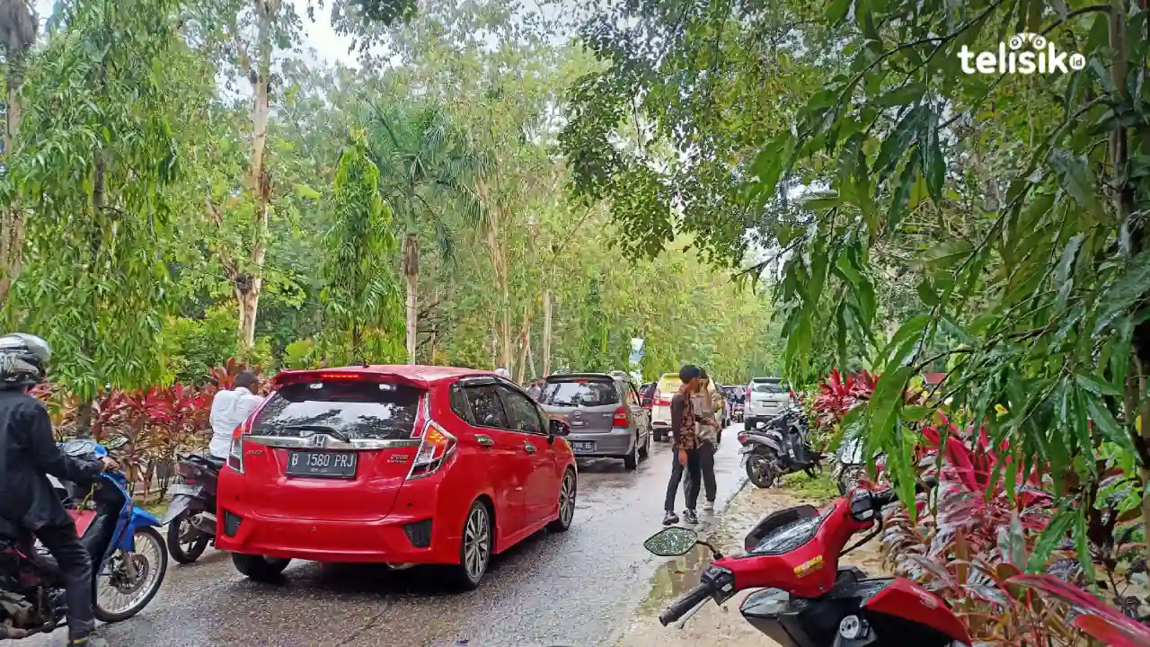 Wisuda alumni UHO hari kedua diwarnai kemacetan kendaraan roda empat hingga sepanjang 1 kilometer. Foto: Ahmad Jaelani/Telisik
