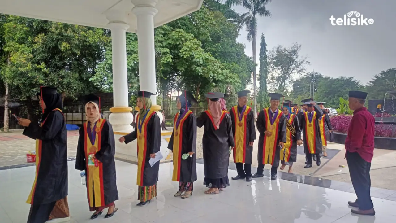 Wisudawan dan wisudawati Universitas Halu Oleo (UHO) mulai memasuki gedung Auditorium Mokodompit. Foto: Ahmad Jaelani/Telisik