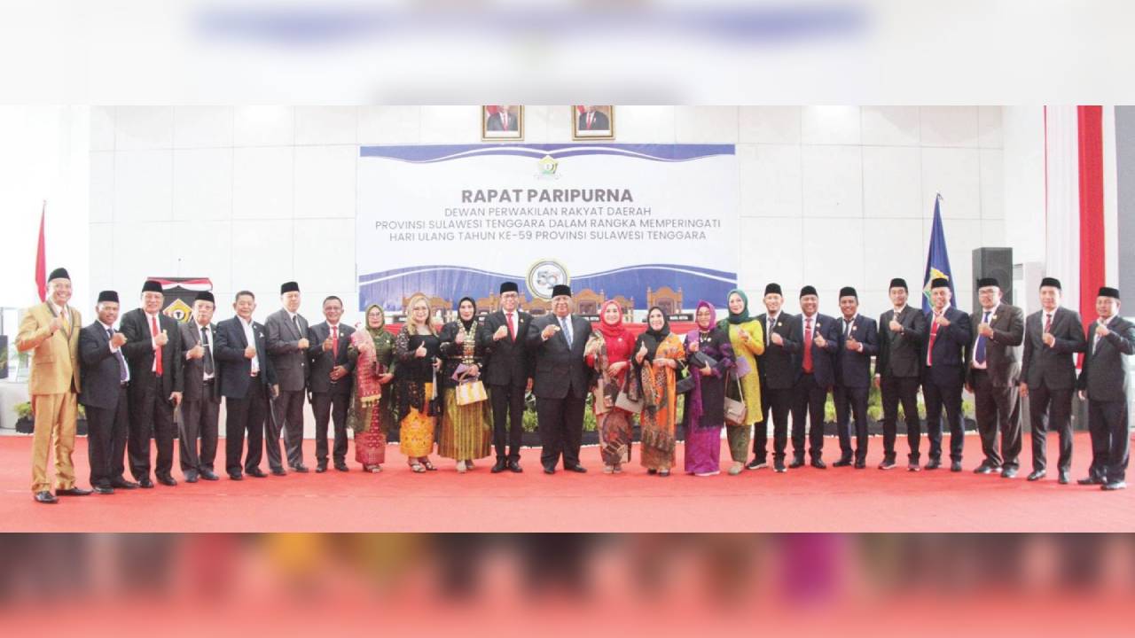 Foto bersama usai Rapat Paripurna DPRD Sulawesi Tenggara memperingati HUT ke-59 Sulawesi Tenggara di Aula Bahteramas pada Kamis (27/4/2023). Foto: Ist.
