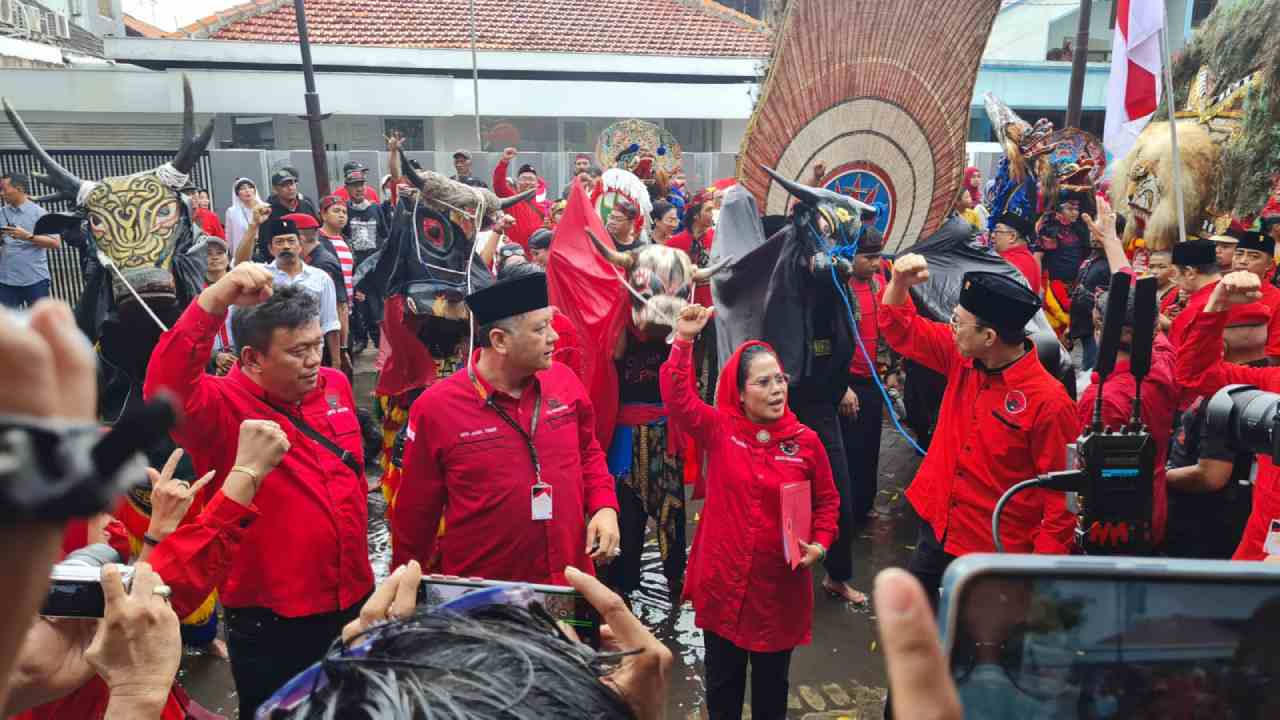 Para pengurus PDIP Jawa Timur saat mendaftarkan calegnya dalam menghadapi Pemilu 2024 mendatang. Foto: Ist.