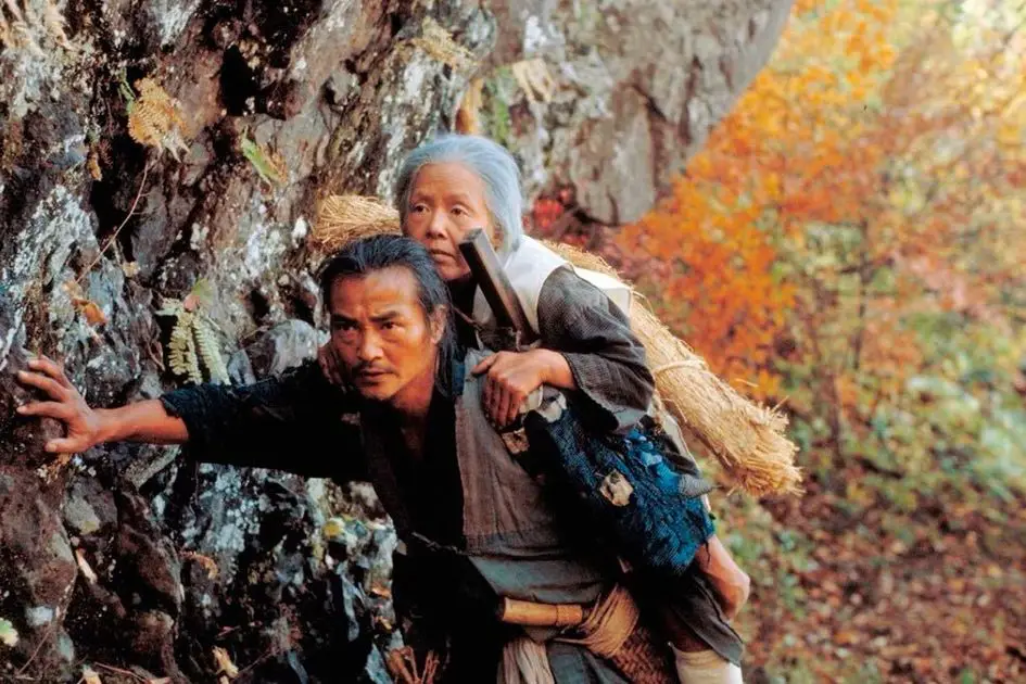 Ubasuteyama yang diartikan menjadi Gunung Ubasute, salah satu cerita ubasute yang paling terkenal. Dalam cerita rakyat ini, seorang ibu tua dibawa ke gunung oleh putranya dengan maksud untuk meninggalkannya. Foto: Repro Grid.id