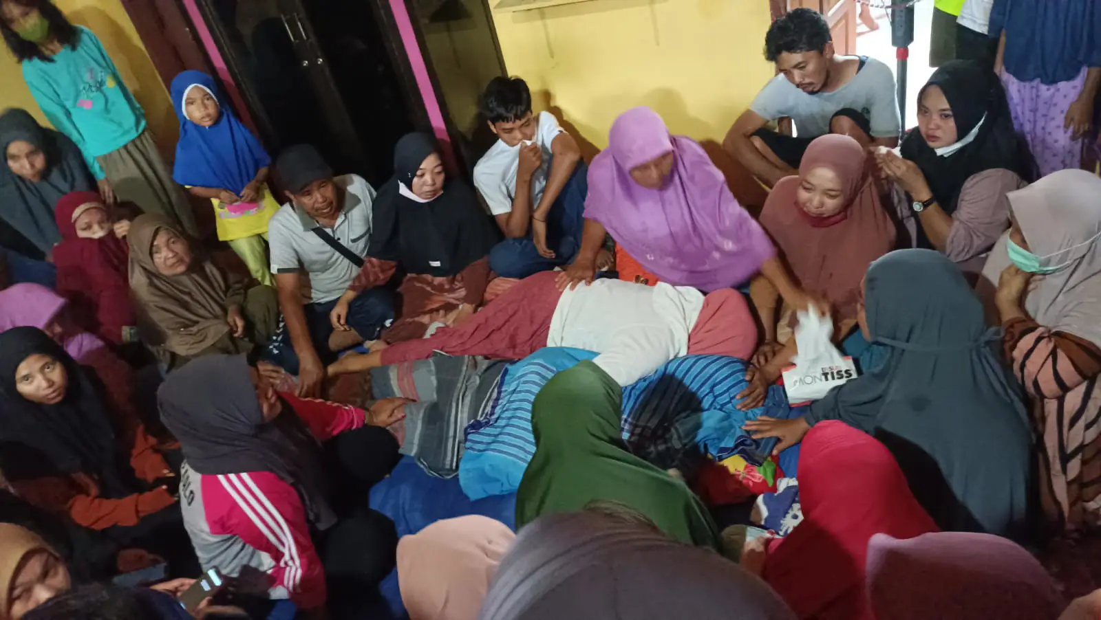 Jenazah korban terseret arus sungai di Kolaka Utara setelah dievakuasi ke rumah duka, di Desa Pundoho. Foto: BPBD Kolaka Utara