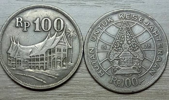 Uang dengan nominal Rp 100 diedarkan dan dicetak dengan beberapa emisi dan seri, antara lain tahun emisi 1977, 1984, dan 1992 (uang kertas) serta 1973, 1978, 1991 (koin). Foti: Repro Babelpos