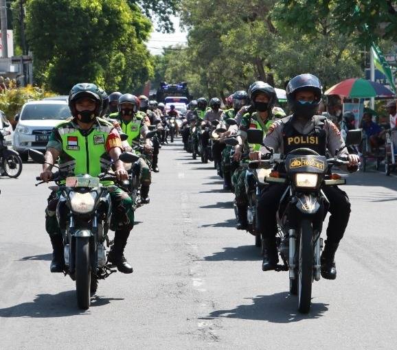Sinergitas Polri dan TNI dalam memberikan pengayoman bagi masyarakat di Surabaya. Foto: Ist.