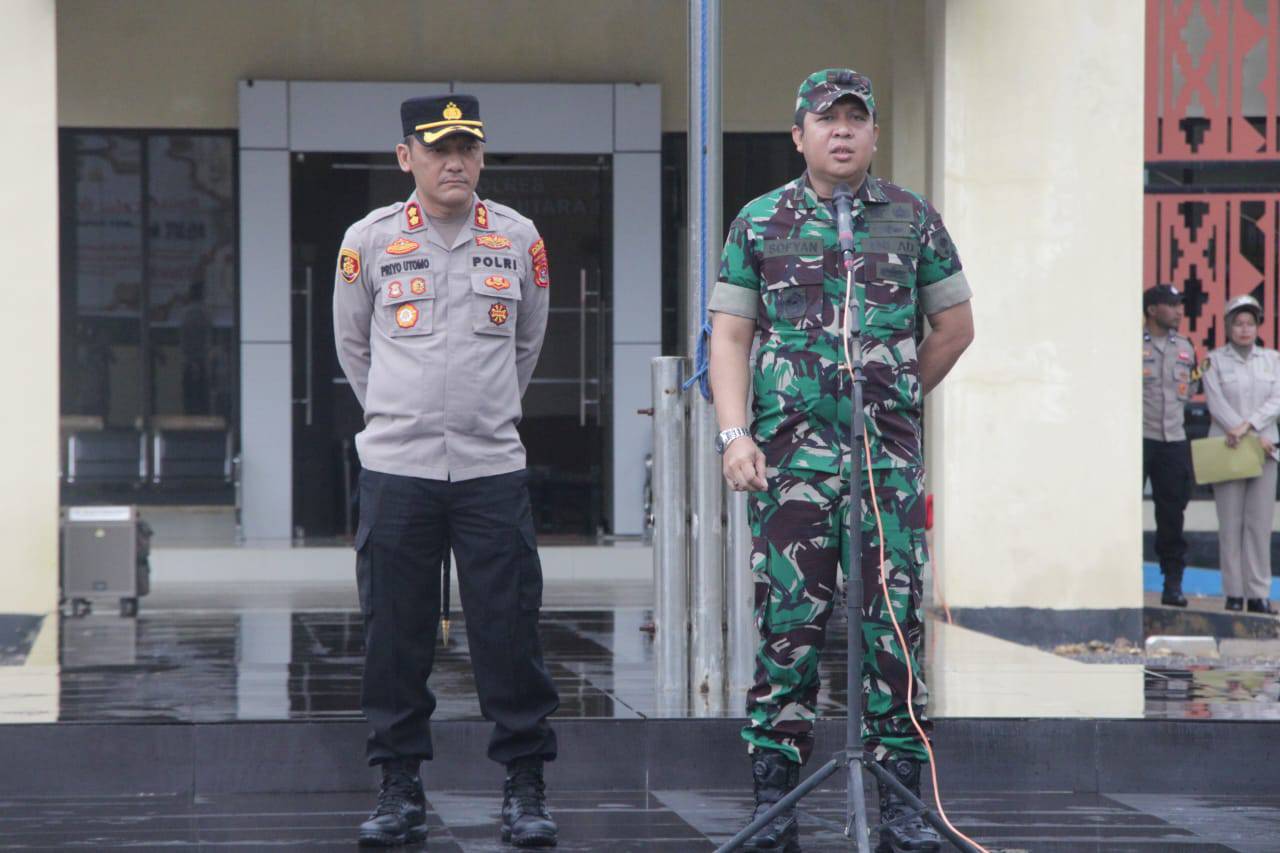 Apel gabungan TNI-Polri di Konawe Utara, dipimpin langsung Komandan Kodim (Dandim) 1430 Letkol Kav. Sofyan bersama Kapolres Konut AKBP Priyo Utomo. Foto: Humas Polres Konawe Utara