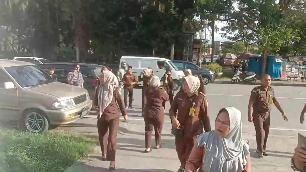 Tindakan kekerasan dan penghapusan foto lima jurnalis yang dilakukan oleh sejumlah jaksa dan sekuriti di kantor Kejari Kendari, dikecam Aliansi Jurnalis Independen (AJI) Kendari dan Ikatan Jurnalis Televisi Indonesia (IJTI) Sulawesi Tenggara. Foto: Ist.