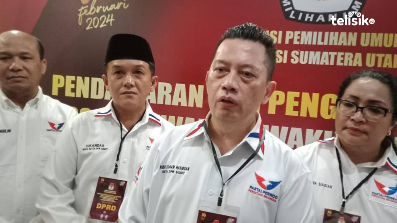 Ketua Partai Perindo Provinsi Sumatera Utara Rudi Zulham Hasibuan, didampingi jajaran pengurus usai mendaftarkan 100 bacaleg di Kantor KPU Sumatera Utara, Medan. Foto: Reza Fahlefy/Telisik