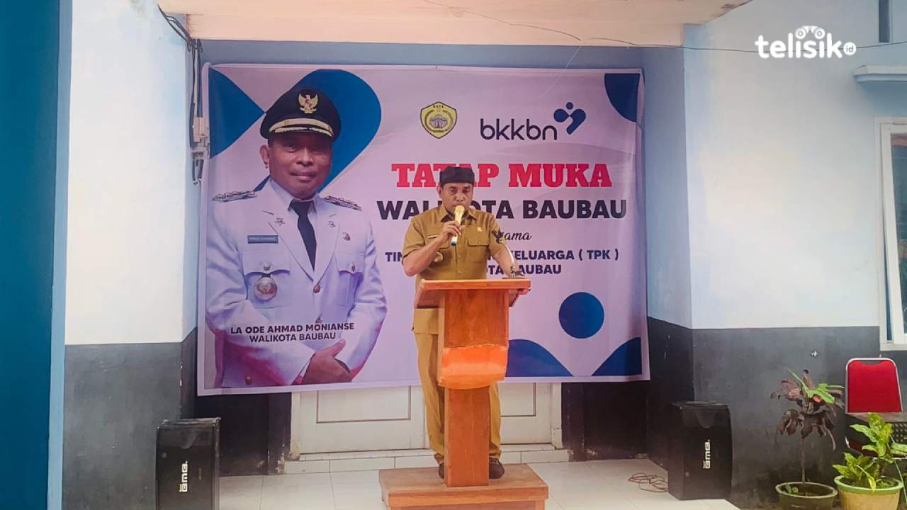 Wali Kota Baubau, Ahmad Monianse saat bertatap muka dengan ratusan tim pendamping keluarga di Kantor DPPKB Kota Baubau. Foto: Elfinasari/Telisik
