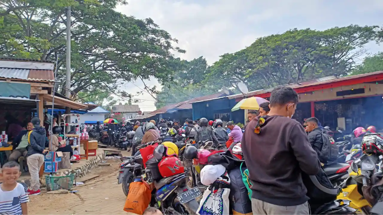 Nampak warga memadati area Pelabuhan Torobulu, kepadatan ini terjadi karena banyaknya masyarakat menggunakan moda transportasi ini, membuat Dishub akan menambah armada. Foto: Dok. Telisik