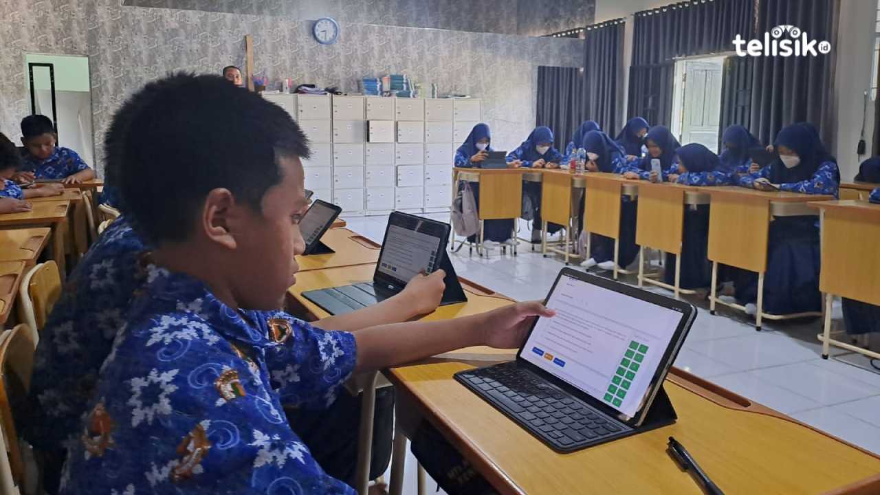 Siswa MTs 1 Kendari melaksanakan UAS menggunakan aplikasi pijar sekolah di ruang kelas digital. Foto: Wa Ode Ria Ika Hasana/Telisik