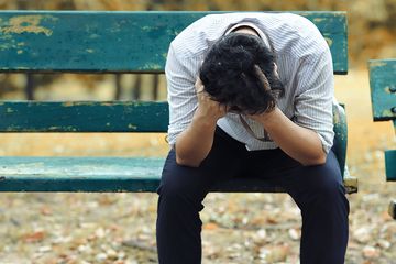 Setiap orang pernah merasakan sedih dan sakit hati. Untuk menghilangkan perasaan itu, Rasulullah Shallallahu alaihi wasallam mengajarkan kita untuk berzIkir dan berdoa. Foto: Repro Grid.id