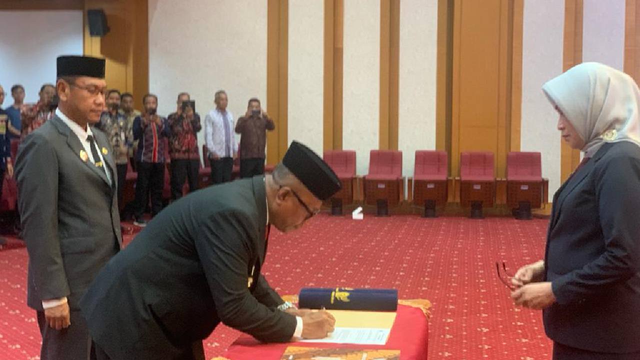 Bahri, menerima SK Mendagri terkait perpanjangan sebagai Pj Bupati Muna Barat. Foto: Ist.