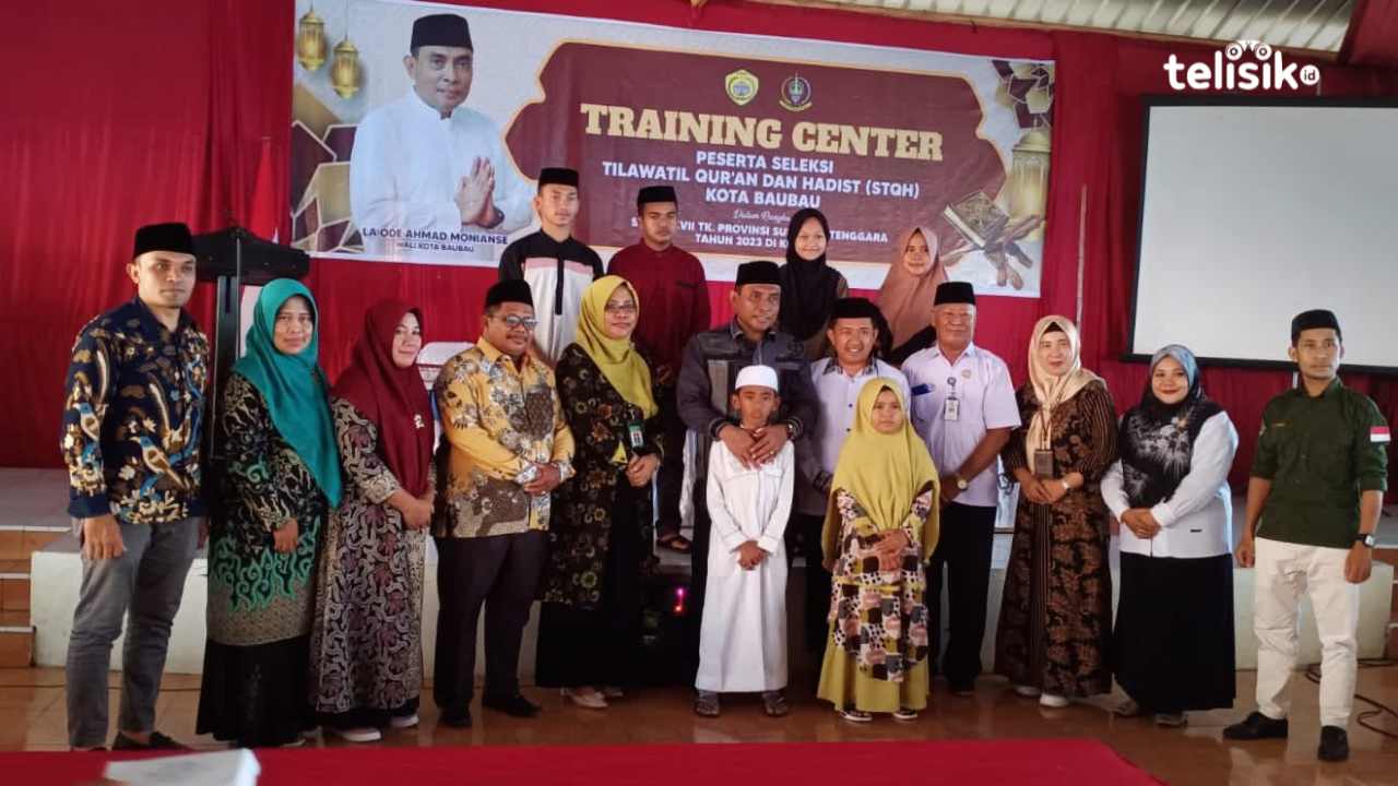Wali Kota Baubau bersama para peserta usai mengikuti STQH untuk bertanding di tingkat provinsi. Foto: Elfinasari/Telisik