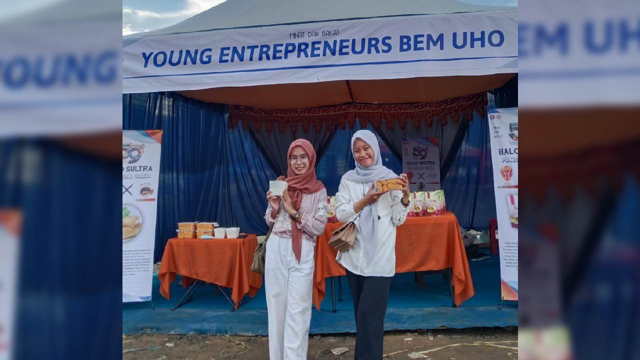Turut memeriahkan HUT ke-59 Sulawesi Tenggara di Kolaka Timur, BEM UHO merangkul beberapa pelaku UMKM mahasiswa untuk menjajakan produknya pada booth pameran. Foto: Ist.