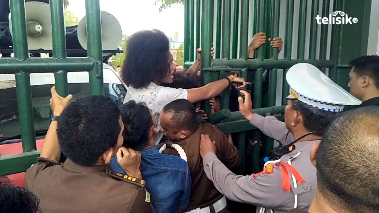 Massa menuntut agar Leo Robert Halim terduga pemalsu dokumen segera ditahan dan memaksa masuk namun dihalangi petugas. Foto: Thamrin Dalby/Telisik