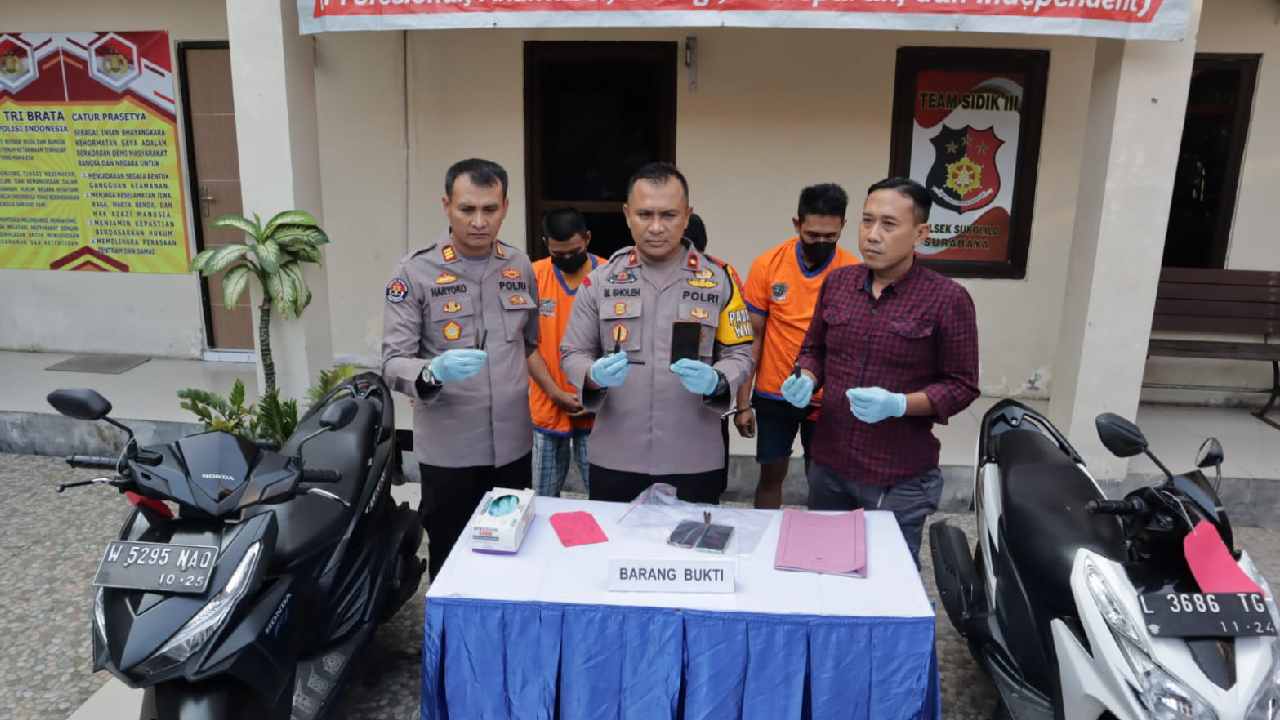 Dua pelaku bandit curanmor diamankan polisi saat beraksi di traffic lihgt kawasan Soekarno-Hatta Surabaya. oto: Ist.