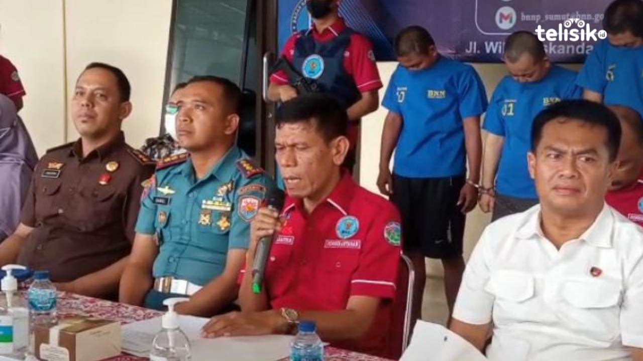 Kepala BNN Sumatera Utara, Brigjen Pol Toga Habinsaran Panjaitan (kemeja merah) ketika memberikan keterangan kepada sejumlah awak media. Foto: Reza Fahlefy/Telisik