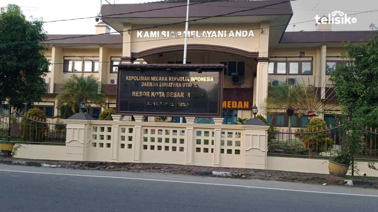 Ibu korban melaporkan AM ke Kantor Polrestabes Medan. Foto: Reza Fahlefy/Telisik