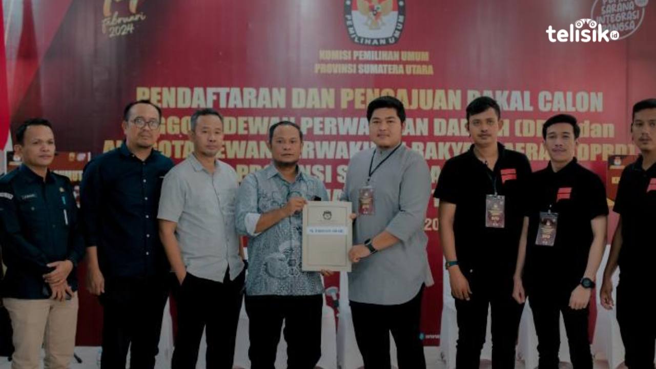 M Firman Shah, resmi mendaftar sebagai calon anggota DPD RI perwakilan Provinsi Sumatera di kantor KPU Sumatera Utara Jalan Perintis Kemerdekaan Medan. Foto: Reza Fahlefy/Telisik