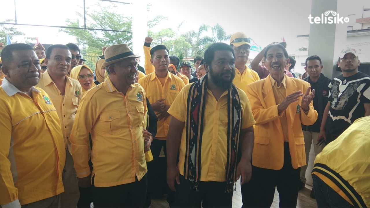 Rombonga partai Golkar Kendari saat berada di kantoe KPU. Golkar sendiri menarget kursi DPRD Kendari. Foto: Febry Jahra Lestiani/Telisik