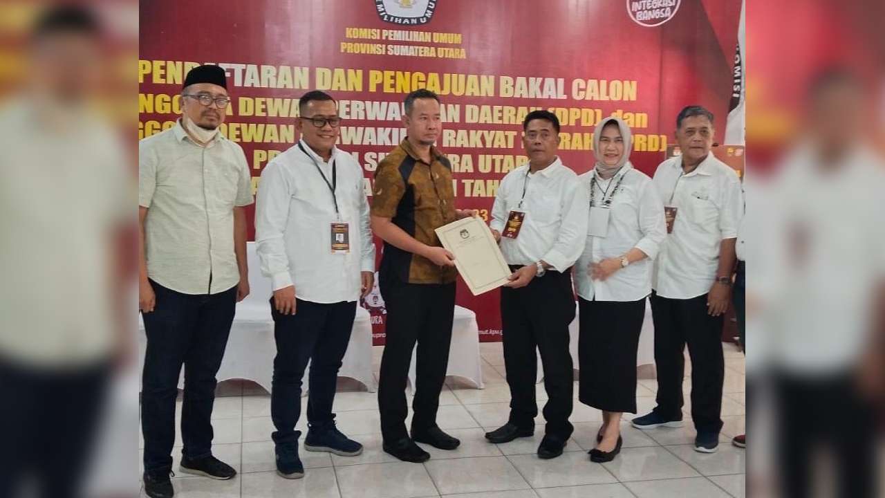 Sukadi calon anggota DPP RI perwakilan Sumatera Utara ketika mendaftar di KPU setempat. Foto: Reza Fahlefy/Telisik