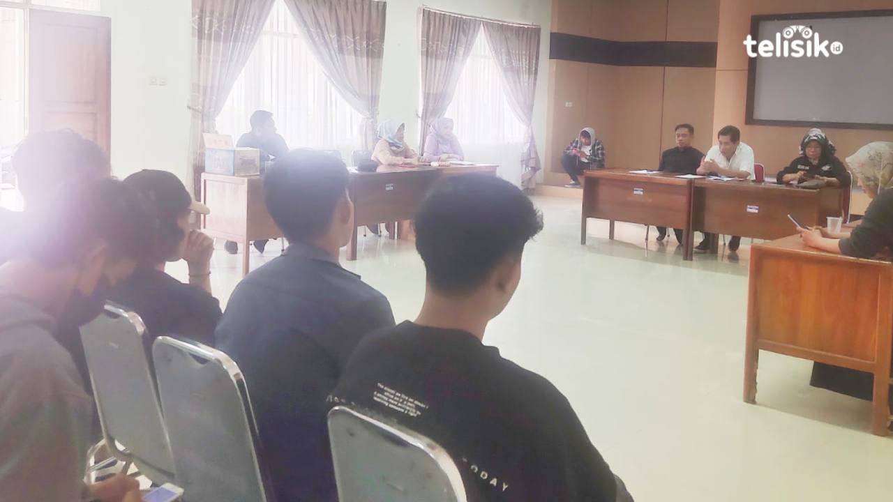 IMPIB berdemonstrasi di Dinas Kerenagakerjaan Sulawesi Tenggara membahas pertambangan yang ada di Kabupaten Bombana. Foto: Erni Yanti/Telisik