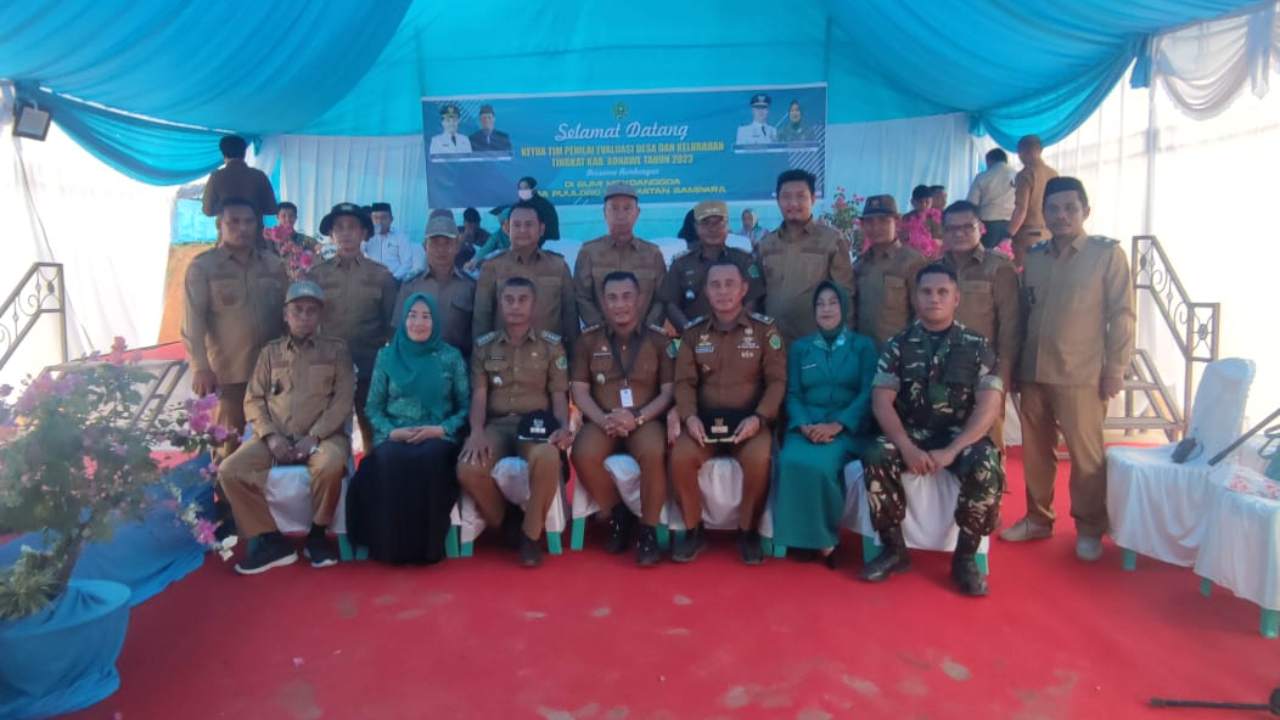 Tim penilai lomba desa/kelurahan saat melakukan penilaian di Desa Puuloro. Foto: Ist.