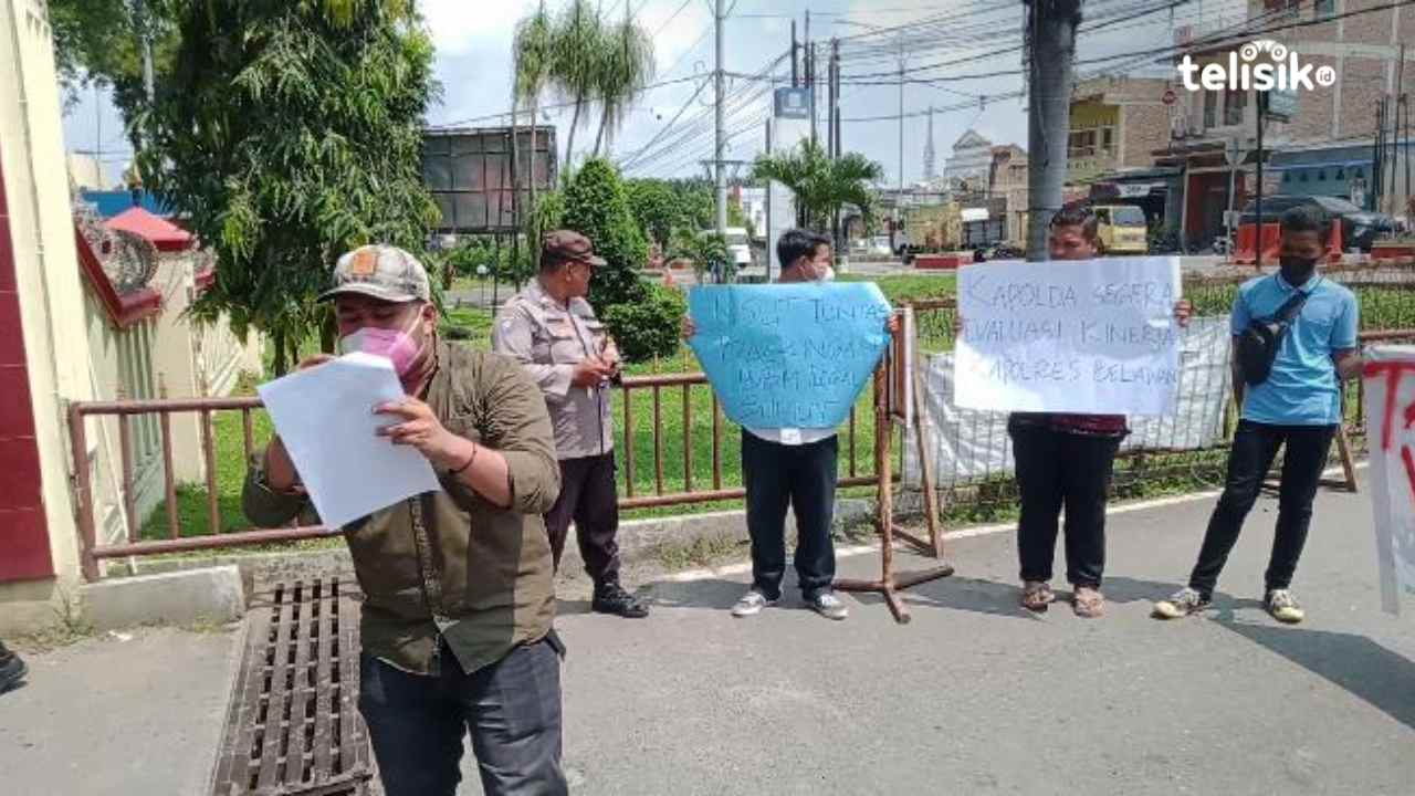 Massa ketika berdemonstrasi di depan Kantor Polda Sumatera Utara, Medan, terkair dugaan banyaknya BBM bersubsidi ilegal yang beroperasi. Foto: Reza Fahlefy/Telisik