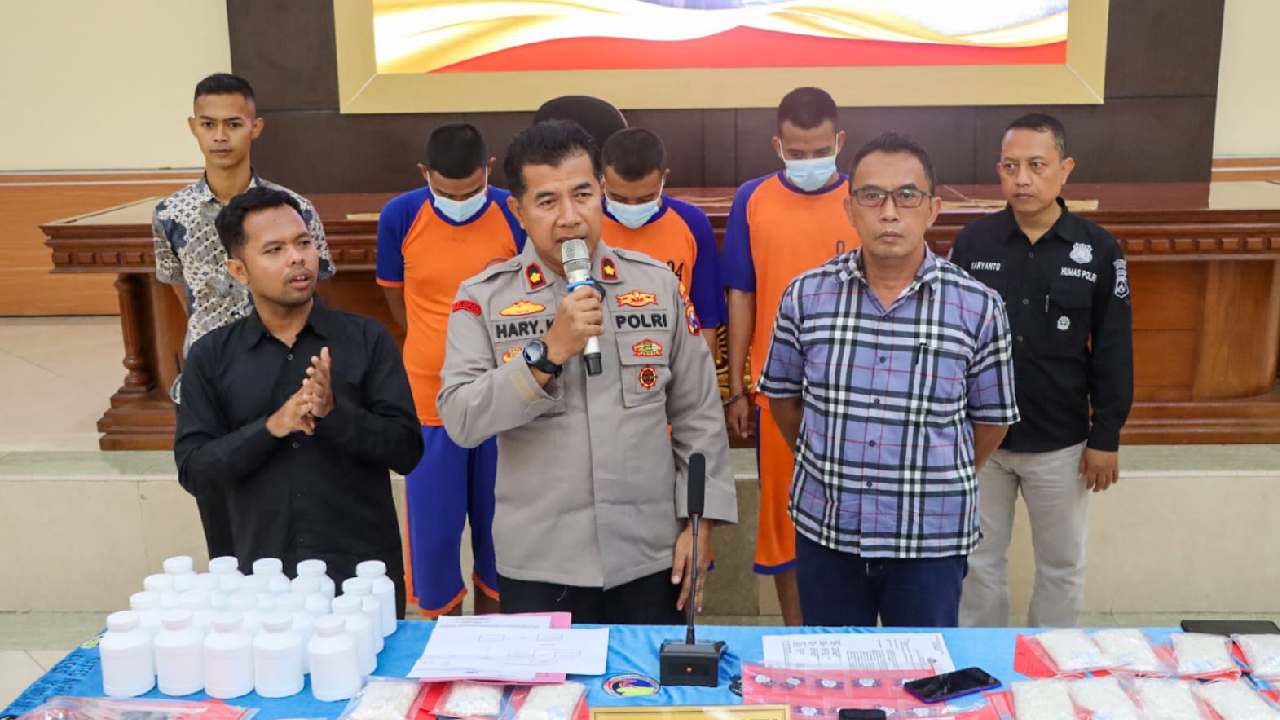 Para tersangka di Mapolres Jombang untuk mempertanggungjawaban atas ulah mereka sebagai pengedar ribuan pil koplo. Foto: Ist.