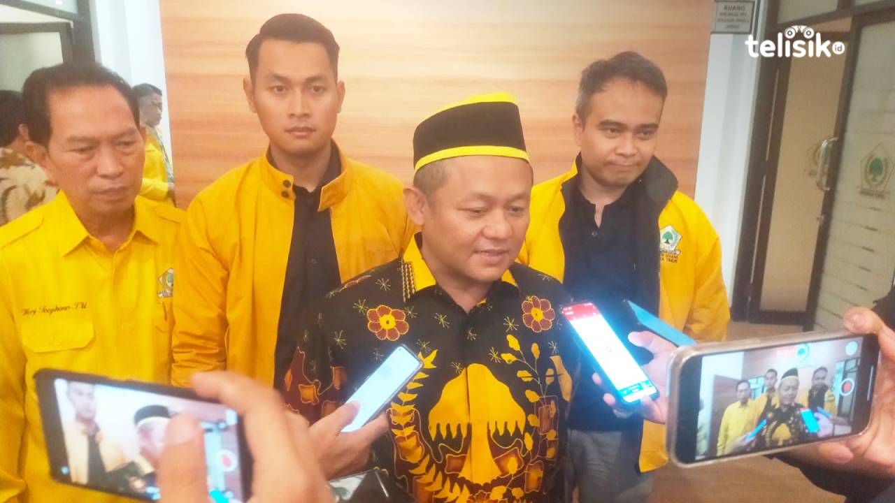 Ketua Golkar Jawa Timur, Muhammad Sarmuji memberikan keterangan terkait peluang gabung KIR. Foto: Try Wahyudi Ari Setyawan/Telisik