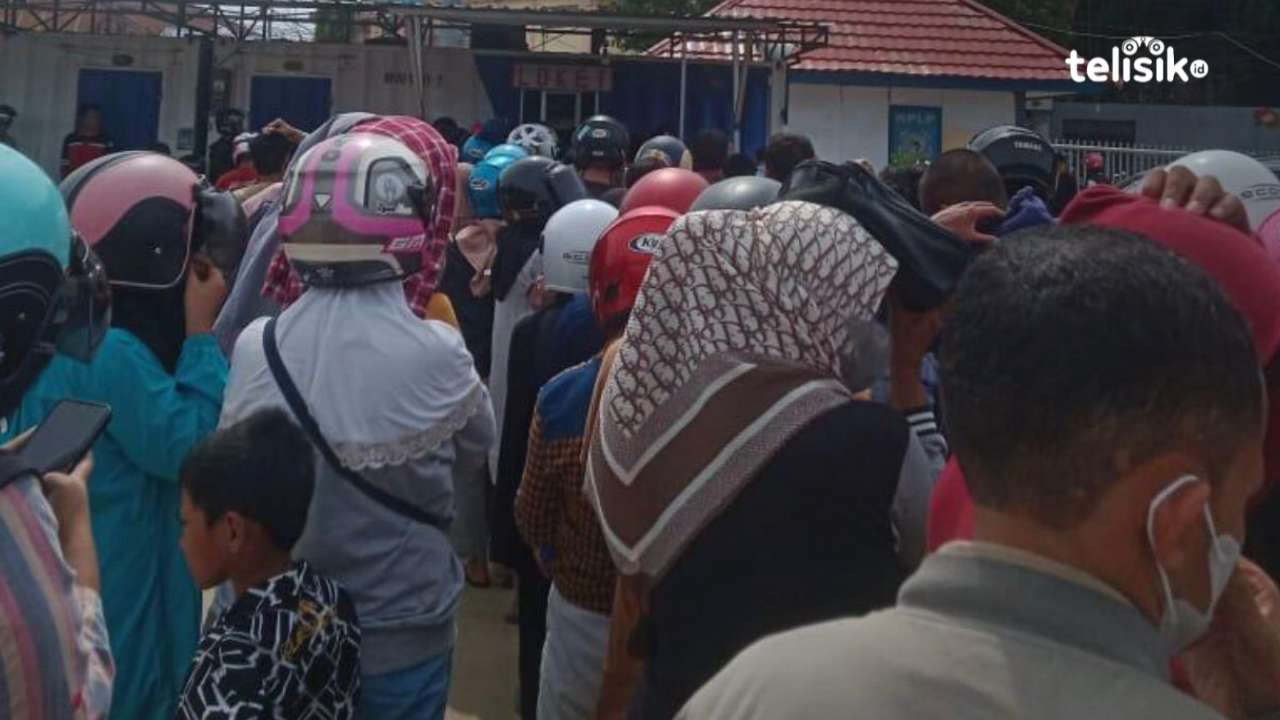 Pemberlakuan sistem tiket online membuat masyarakat tidak perlu lagi berdesak-desakan untuk mengantre di loket tiket. Foto: Febry Jahra Lestiani/Telisik