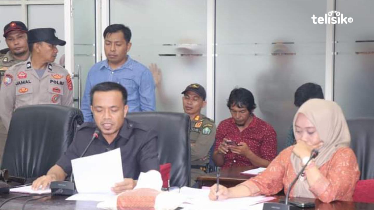 Ketua DPRD, Buhari bersama Wakil Ketua I DPRD Kolaka Utara, Ulfa Haeruddin ketika memimpin rapat kisruh pilkades di Desa Rantelimbong, Kecamatan Lasusua. Foto: Muh Risal H/Telisik