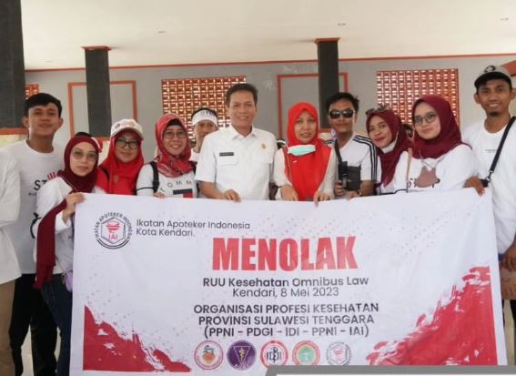 DPRD Sulawesi Tenggara menerima aspirasi ratusan tenaga medis terkait tuntutan menolak RUU Kesehatan Omnibus Law. Foto: dok. Tim media DPRD Sulawesi Tenggara