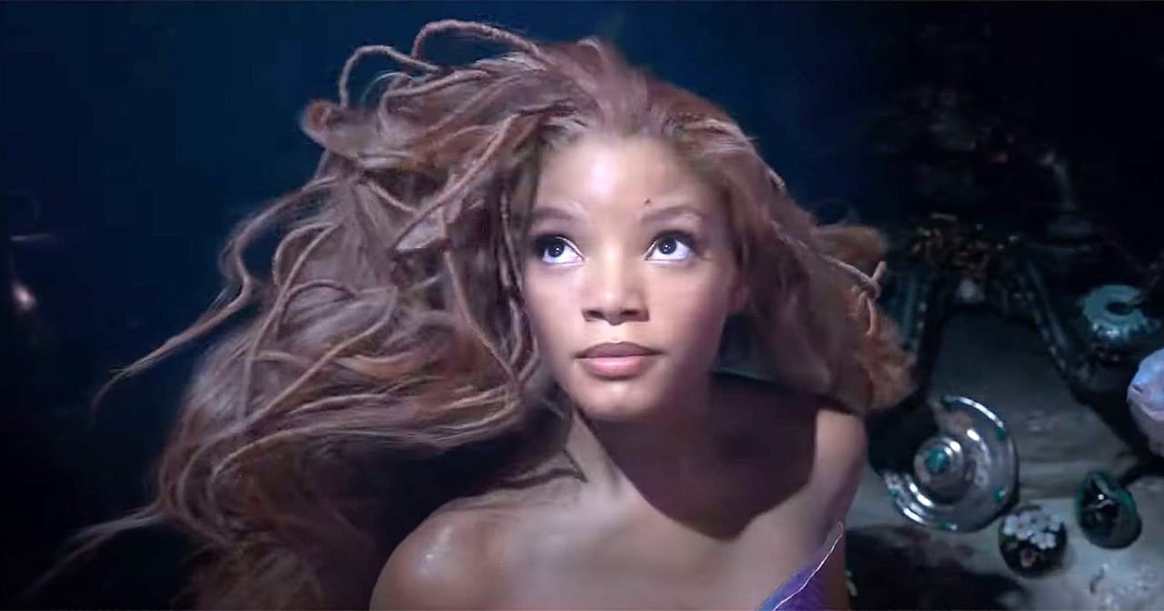 Penyanyi Halle Bailey berhasil memerankan karakter Ariel sebagai seorang duyung muda. Foto: Repro Beartai.com