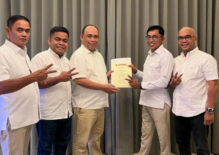 Ketua DPD Gerindra Sulawesi Tenggara, Andi Ady Aksar menyerahkan SK Ketua DPC Gerindra Muna pada La Ode Gomberto. Foto: Ist.