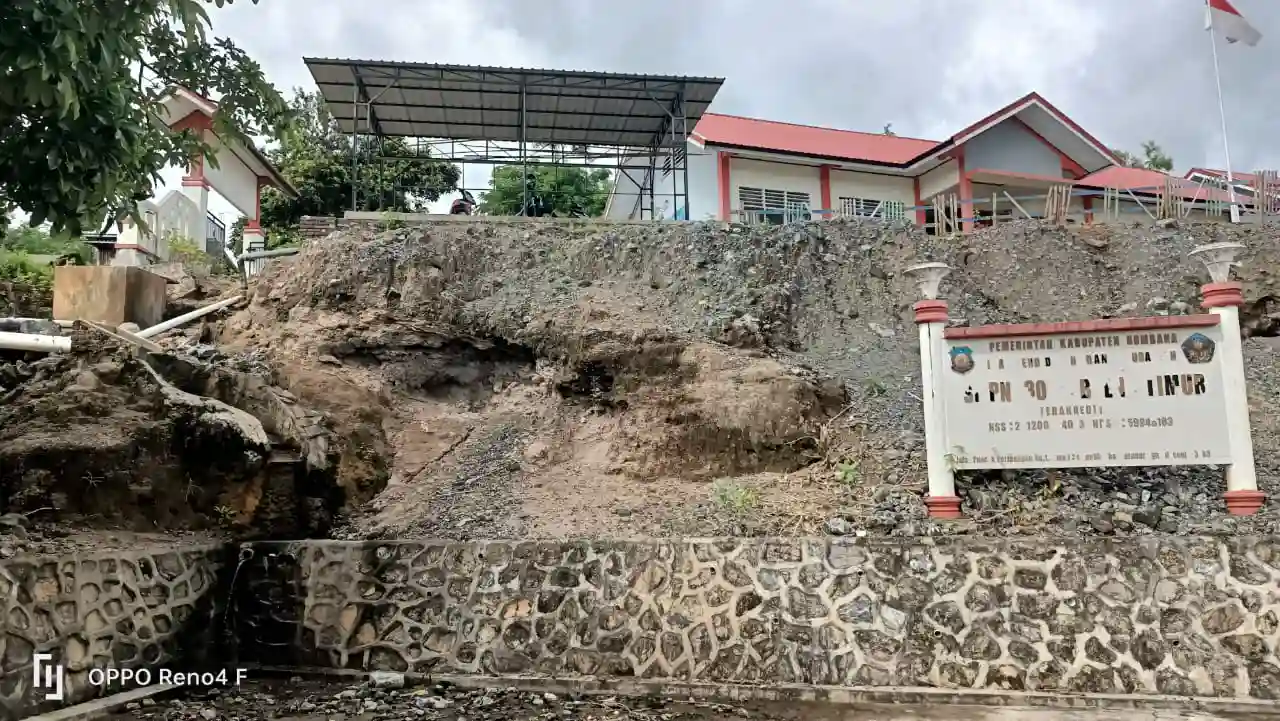 Kondisi halaman SMP Negeri 30 Kabaena Timur yang amblas, belum mendapat perhatian dari pihak terkait. Foto Ist.