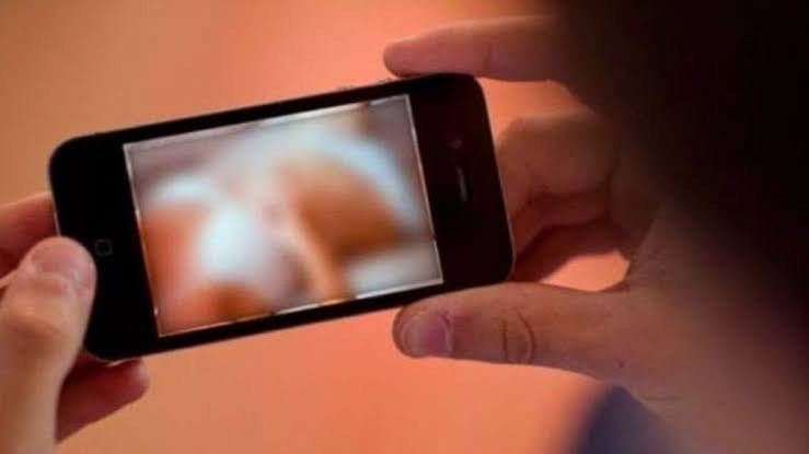 Para pelaku penyebar video/foto berisi konten asusila melanggar ketentuan UU ITE dan terancam hukuman maksimal 6 tahun penjara. Foto: Harapanrakyat.com