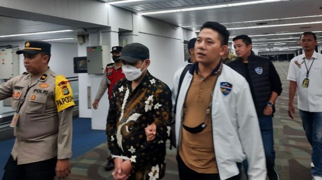 Peneliti BRIN Andi Pangerang Hasanudin saat ditangkap oleh Mabes Polri atas laporan pemuda muhammadiyah. Foto: Ist.