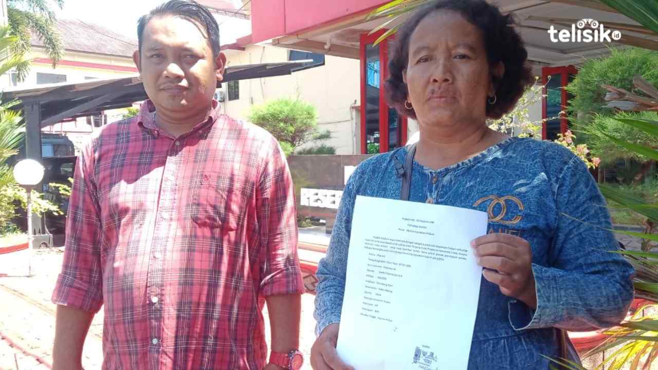 Mariani (kanan), korban dugaan penipuan didampingi saudaranya ketika berada di Mapolda Sumatera Utara di Medan. Foto: Reza Fahlefy/Telisik