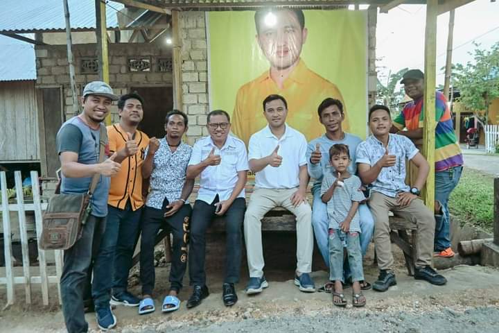 Balon Bupati Muna, LM Ihsan Taufik Ridwan, bersama Ketua DPD II Golkar Muna, Muhamad Natsir Ido saat melakukan sosialisasi. Foto: Ist.