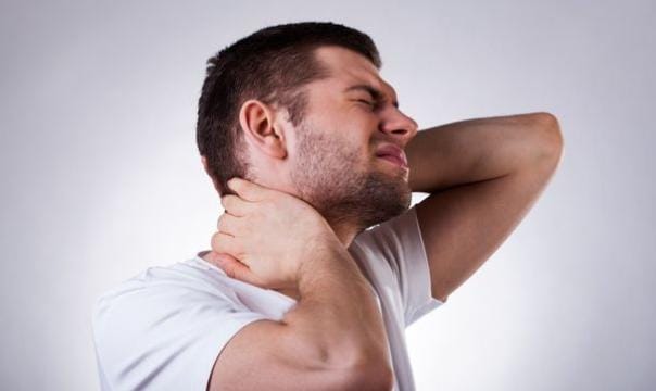 Nyeri leher bagian belakang sangat mengganggu aktivitas, selain itu nyeri leher bagian belakang juga membuat seseorang sukit berkonsentrasi. Foto: Herminahospital.com