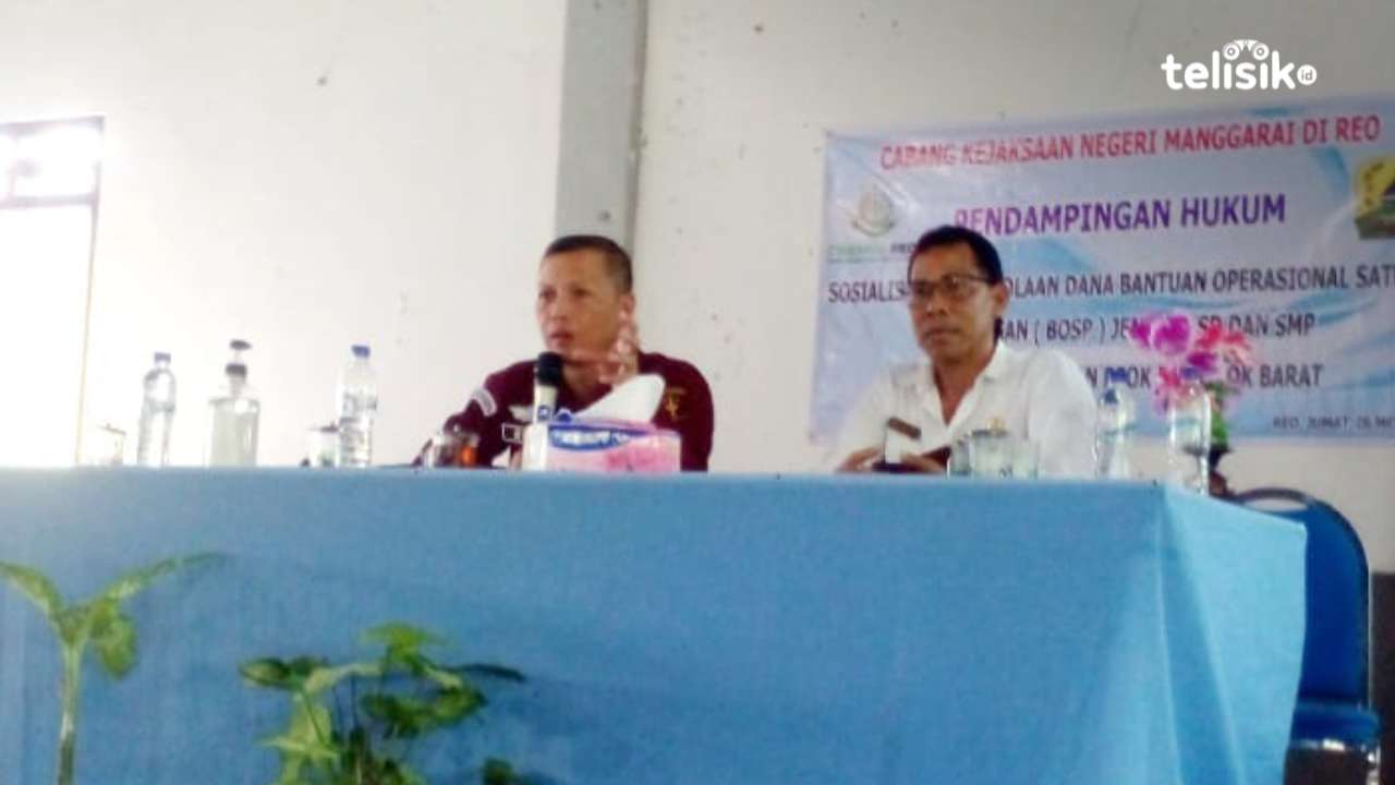 Jaksa yang bertugas di Cabang Kejaksaan Negeri Manggarai di Reo, Riko Budiman didampingi Kadis PPO Manggarai, Frans Gero menyarankan kepala sekolah tidak menyerap dana BOS sampai habis. Foto: Berto Davids/Telisik