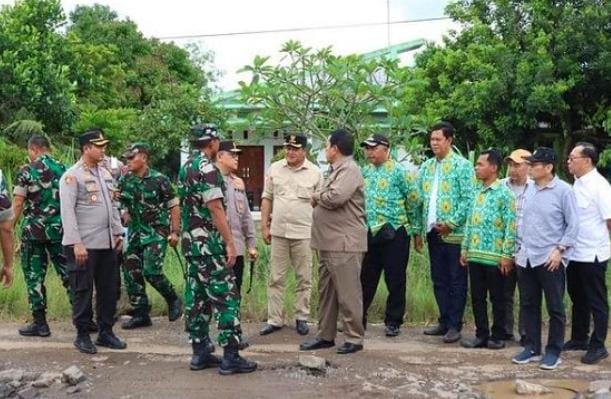 Para pejabat Lampung berkumpul meninjau jalan rusak di Rumbia, Lampung Tengah. Foto: Detik.com