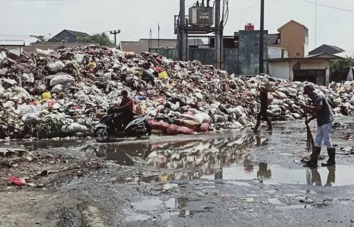 Tumpukan sampah menggunung di sekitar Pasar Baleendah, Kabupaten Bandung, Jawa Barat. Mereka berharap Presiden Jokowi kembali datang mengunjungi pasar tersebut karena sampah mendadak hilang saat kedatangan presiden. Foto: Repro Kompas.com