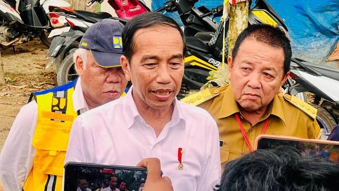 Presiden Joko Widodo sentil masalah jalan rusak di Lampung, Gubernur Lampung, Arinal Djunaidi beralasan hal tersebut akibat operasional mobil perusahaan. Foto: Repro Detik.com