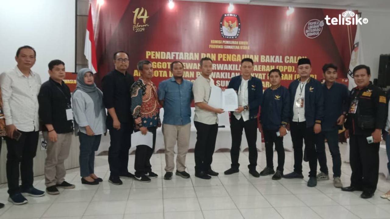 Ketua Partai Garuda Sumatera Utara Opin Susanto menyerahkan berkas pendaftaran 100 bacaleg kepada Ketua KPU Sumatera Utara, Herdensi. Foto: Reza Fahlefy/Telisik