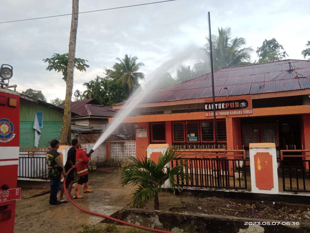 Kantor Pos Kambara nyaris dilalap si jago merah. Untung saja warga sekitar berhasil memadamkan api dengan peralatan seadanya, sebelum akhirnya Pemadam Kebakaran tiba di lokasi. Foto: Ist.