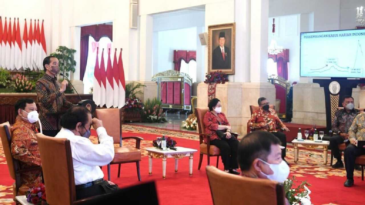 Ketua Umum PDIP Megawati Soekarnoputri ikut hadir dalam pertemuan silaturahmi seluruh ketua umum partai politik koalisi pemerintah di Istana Merdeka Jakarta, Selasa (2/5/2023). Foto: Kompas.id